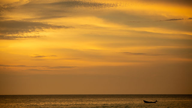 Malaiwana Patio Duplex - Tranquil sunset over the horizon